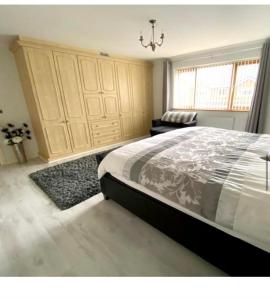 une chambre avec un grand lit et un canapé dans l'établissement Ocean Dream, à Swansea Bay