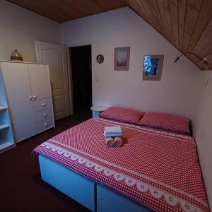 ハルラホフにあるApartmány Nový Svět 548のベッドルーム1室(赤い掛け布団付きのベッド1台付)