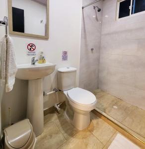 a bathroom with a toilet and a sink and a shower at Alojamiento turístico Keniant's in San Andrés