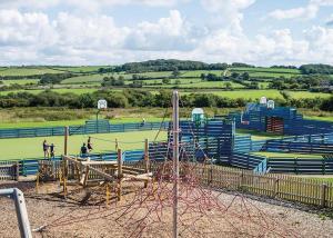 um parque com um parque infantil com pessoas a brincar em Thorness Bay em Porchfield