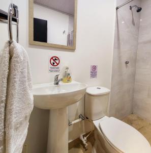 uma casa de banho com um WC, um lavatório e um chuveiro em Alojamiento turístico Keniant's em San Andrés