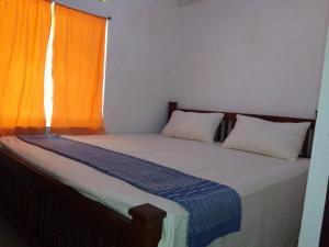 Postel nebo postele na pokoji v ubytování Bridge Home Stay Polduwa