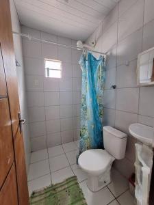 a small bathroom with a toilet and a sink at Casa de Avinha in Sirinhaém