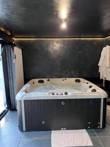 uma grande banheira sentada num quarto em Le cocon des cigognes em Dieppe