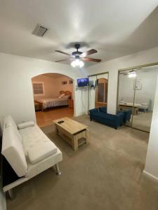 Ένα ή περισσότερα κρεβάτια σε δωμάτιο στο Jacuzzi Pool Home & Casita WiFi AC TVs RV Boat parking