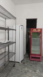 un vecchio frigorifero coca cola in una stanza di Sítio Jacutinga a Pacoti
