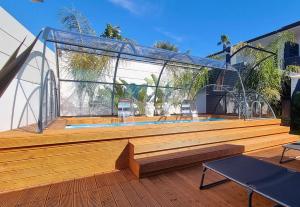 une grande terrasse avec une piscine dans une maison dans l'établissement La Maison della Valle, à Agrigente