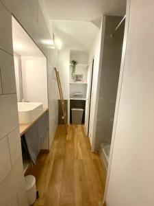 a small bathroom with a sink and a toilet at Chez Camille et David in Sorgues