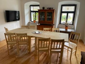 comedor con mesa de madera y sillas en Chalupa lipovka, 