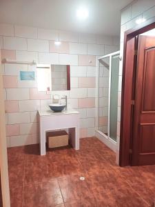 La salle de bains est pourvue d'un lavabo et d'un miroir. dans l'établissement AVANI HOSPEDAJE, à Lligua