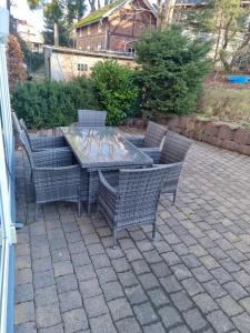 a patio with a table and chairs on a patio at Ferienwohnung im Villenviertel Ilmenau in Ilmenau