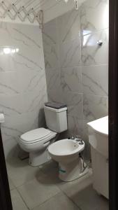 Et badeværelse på Alojamiento Nestor Tacuari + 3 billeder