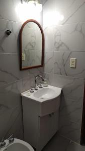 Et badeværelse på Alojamiento Nestor Tacuari