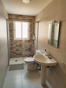 a bathroom with a toilet and a sink and a shower at Apartamento en Torre del Mar in Torre del Mar