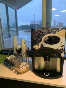 een koffiezetapparaat op een bureau met een aanrecht bij Super 8 by Wyndham Little Rock/Otter Creek in Little Rock