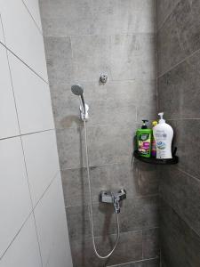 y baño con ducha con cabezal de ducha. en Charming 3BR Podium 7pax Walk to Aeon, en Kuching