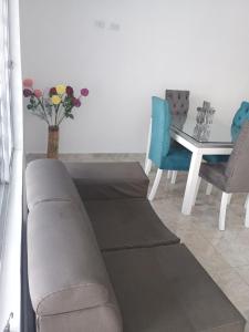ein Wohnzimmer mit einem Sofa und einem Tisch in der Unterkunft Alojamiento valerie in Neiva