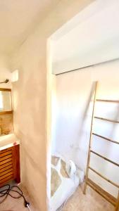 una habitación con una litera y una escalera en loft des cigales wifii, en Uchaud