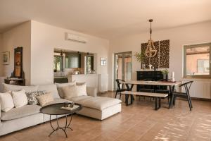 Posezení v ubytování Absolute Villa by Stylish Stays