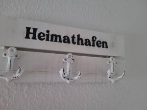 um sinal com a palavra helmethen na parede em Watt´ne Bude in Büsum em Büsum