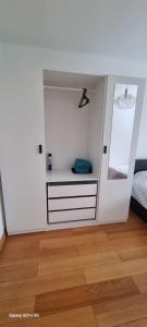 Habitación con armario, cama y espejo. en An apartment located at nature with 2.5 rooms, en Düsseldorf