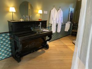 La salle de bains est pourvue d'un lavabo et d'un miroir. dans l'établissement La Parenthese du Rond Royal, à Compiègne
