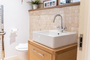 O baie la Family friendly, lovely Lakeland lodge with private parking and a patio +21 fotografii