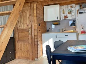 una pequeña cocina con una puerta de madera y una mesa en Holiday home Sukha en Grabrovnik