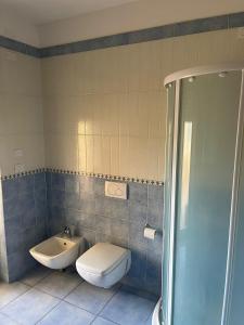 a bathroom with a toilet and a sink and a shower at Casa Dalmazia - Vasto Marina in Vasto +5 photos