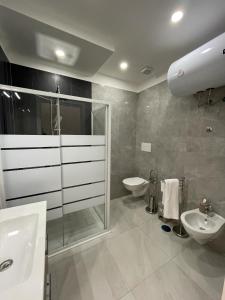 Ercolano Beautiful house في إيركولانو: حمام مع دش ومغسلة ومرحاض