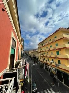 een balkon met uitzicht op een straat met gebouwen bij Ercolano Beautiful house in Ercolano