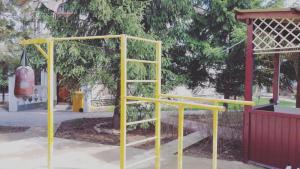 una estructura de juego amarilla en un parque en Assem Hostel Dostyk, en Almaty