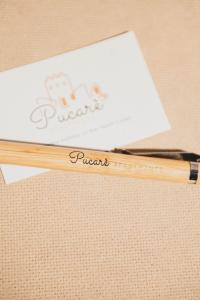 einen Bleistift und ein Stück Papier auf dem Tisch in der Unterkunft Pucaré Apartments in Tramonti