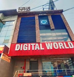 una señal digital del mundo al lado de un edificio en OYO KN Plaza en Sikandra