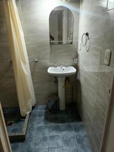 La salle de bains est pourvue d'un lavabo et d'un miroir. dans l'établissement alojamiento la pipi, à Las Heras