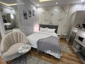利雅德的住宿－Riyadh season studio，一间卧室配有一张床和一把椅子