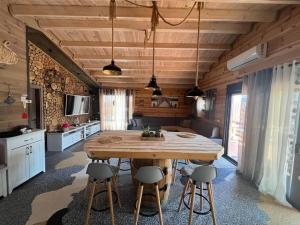 uma grande cozinha com uma mesa de madeira e cadeiras em Jack und Benny Insel Bojana em Sveti Nikola