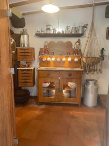 una cocina con una barra con muchos platos en Casa Belojardim E Antiga Fábrica de Manteiga, en Arco da Calheta 18 fotos más