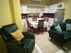 cocina y comedor con mesa y sillas en Estuary Apartments 2B, en Dunfermline