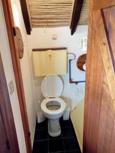 Cette petite chambre comprend une salle de bains pourvue de toilettes. dans l'établissement Casa Belojardim E Antiga Fábrica de Manteiga, à Arco da Calheta