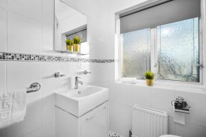 Ванна кімната в 3 Bedroom House - Parking - Garden - Great Barr - Netflix - Top Rated -121J