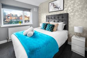 Ліжко або ліжка в номері 3 Bedroom House - Parking - Garden - Great Barr - Netflix - Top Rated -121J