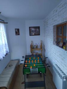 Una habitación con una mesa con pelotas. en Agroturystyka u Psotki, en Kużmina