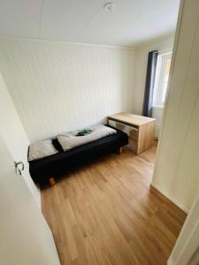 a small room with a bed and a table at Nydelig perle ved Tyrifjorden 