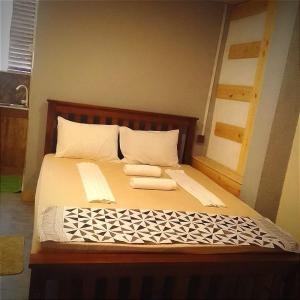 - une chambre avec un lit et 2 serviettes dans l'établissement Yak City Apartments, à Kandy