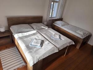 twee bedden in een slaapkamer met twee koffers bij Apartment 180 in Teplice nad Metují