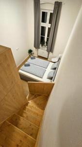 pokój z dwoma łóżkami w pokoju z oknem w obiekcie Apartmán Maxmilián**** s parkováním zdarma w Karlowych Warach +25 zdjęć