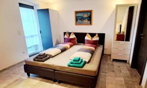 - un canapé avec des oreillers dans l'établissement Gemütliches Apartment am Gottesberg, à Muldenhammer
