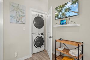 a laundry room with a washer and dryer at Kia Ora Casita in Port Aransas