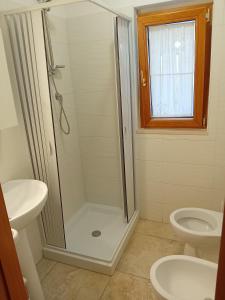 La salle de bains est pourvue d'une douche, de toilettes et d'un lavabo. dans l'établissement Case vacanze Leo & Cristina, à Peschici